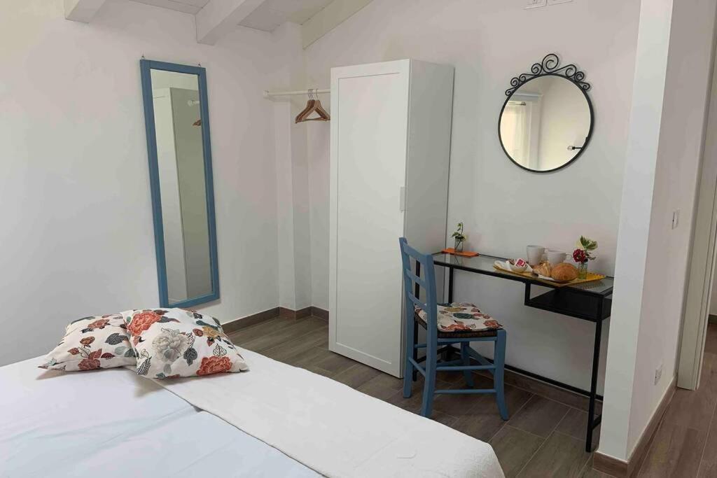 Antica Casa Nel Borgo Pietrasanta Exterior foto